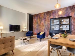 uma sala de estar com uma mesa e cadeiras e uma televisão em Nestor&Jeeves - GLORY RIVIERA - Central - Close sea em Nice