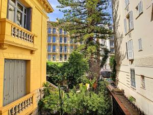 um edifício amarelo com uma janela e plantas numa rua em Nestor&Jeeves - GLORY RIVIERA - Central - Close sea em Nice