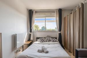 Postel nebo postele na pokoji v ubytování Studio Floréal - Welkeys