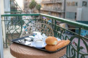 bandeja con repostería en una mesa del balcón en Regency inn, en El Cairo