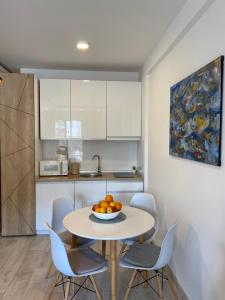 Kuchyň nebo kuchyňský kout v ubytování Milmari Resort - Apartman L43