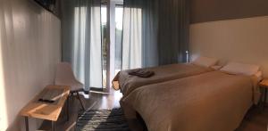 um quarto com uma cama grande e uma janela em Lontova puhkemaja em Kunda