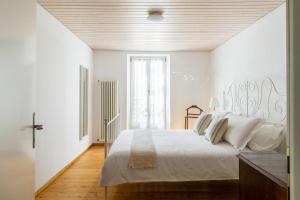 Posteľ alebo postele v izbe v ubytovaní Rose Apartment by Quokka 360 - refined two-bedroom apartment with garden