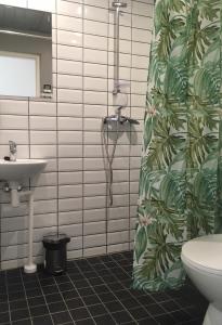 baño con lavabo y cortina de ducha en Lontova puhkemaja, en Kunda