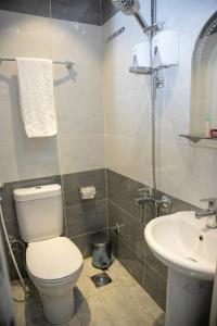 A bathroom at Regency inn Még 37 kép