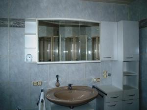 ein Bad mit einem Waschbecken und einem Spiegel in der Unterkunft Ferienwohnung Beate 1 in Ziemetshausen