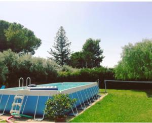 basen z drabinką obok podwórka w obiekcie La stanza delle Muse in Villa con Piscina w mieście Fontane Bianche