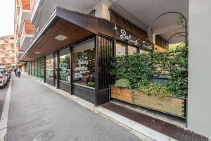 una tienda frente a una tienda en una calle de la ciudad en Milano Guest House en Milán