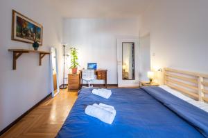 Un pat sau paturi într-o cameră la Milano Guest House