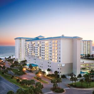 um grande hotel com o oceano ao fundo em Club Wyndham at Majestic Sun em Destin