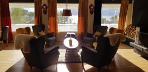sala de estar con sillas y chimenea en Skibotn Hotel, en Skibotn