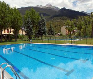 Peldbaseins naktsmītnē Apartamento de montaña y ESQUÍ en el Pirineo Aragonés, Villanúa - WIFI vai tās tuvumā