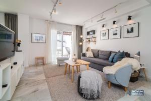 Posedenie v ubytovaní Modern 2 Bedroom Penthouse w/ Terrace, Pool & BBQ