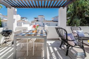 Balkón alebo terasa v ubytovaní Modern 2 Bedroom Penthouse w/ Terrace, Pool & BBQ