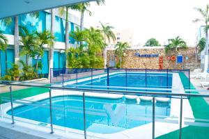 巴耶杜帕尔Vajamar Hotel的建筑物侧面的游泳池