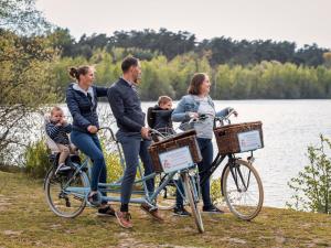 a group of people riding bikes next to a lake at Wuytershoef in Dilsen-Stokkem