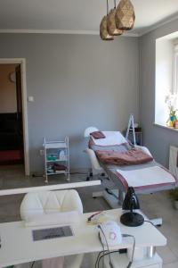 Pokój szpitalny z łóżkiem i stołem w obiekcie Pensjonat 4 Pory roku w mieście Duszniki Zdrój