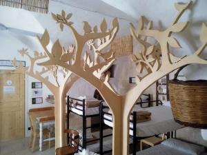 un diseño de árbol de madera en una pared de una habitación en Riparo di Masseria Urbana, en Crispiano