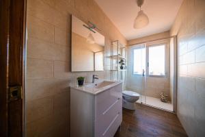 a bathroom with a sink and a toilet at Apartamento céntrico con vistas al mar in Villanueva de Arosa +14 photos
