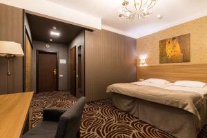Un pat sau paturi într-o cameră la Matisov Domik Hotel near New Holland Island
