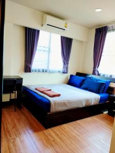 Ein Bett oder Betten in einem Zimmer der Unterkunft The Cube Sathorn Boutique Hotel เดอะ คิวบ์ สาทร บูติค โฮเทล Near BTS Surasak