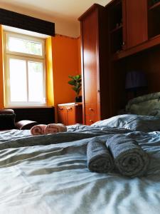 Posteľ alebo postele v izbe v ubytovaní Lehel Apartman