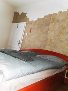 Postel nebo postele na pokoji v ubytování Lehel Apartman