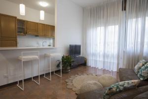 een keuken en een woonkamer met een bank en een tafel bij Mary Rose Apartment in Vicenza