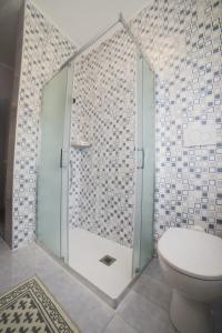 a bathroom with a glass shower with a toilet at Mary Rose Apartment in Vicenza