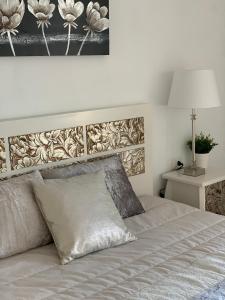 A bed or beds in a room at Duplex Penthouse Panoramic Del Atlantico