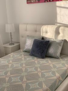 A bed or beds in a room at Duplex Penthouse Panoramic Del Atlantico