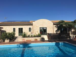 Bazén v ubytování B&B Etico La Casa di Toti nebo v jeho okolí