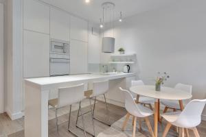 Kuchyňa alebo kuchynka v ubytovaní Dom & House - Apartamenty Nadmorski Dwór
