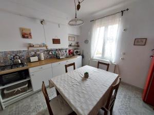 eine Küche mit einem Tisch, einem Tisch und Stühlen in der Unterkunft Várkerület Apartman in Sopron