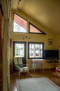 TV a/nebo společenská místnost v ubytování Cottage Kesäranta