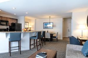 een woonkamer en een keuken met een bar in een kamer bij Club Wyndham Mountain Vista in Branson +45 foto's