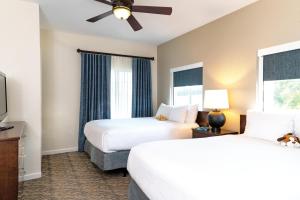 een hotelkamer met twee bedden en een flatscreen-tv bij Club Wyndham Mountain Vista in Branson