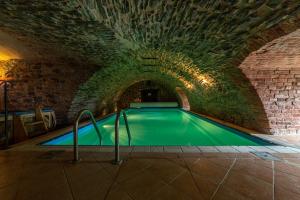 Bazén v ubytování Chateau Zbiroh nebo v jeho okolí