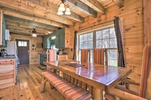 une cuisine avec une table en bois et une grande fenêtre dans l'établissement Gatlinburg Cabin with Loft and Game Room 1 Mi to Town, à Gatlinburg