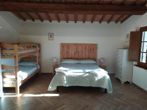 sypialnia z 2 łóżkami piętrowymi i komodą w obiekcie Il Mulino di Celle w mieście Pistoia