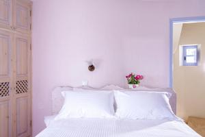 A bed or beds in a room at Windmill Villas