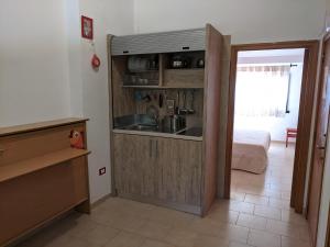 Kuchyň nebo kuchyňský kout v ubytování Residence Cala delle Arene