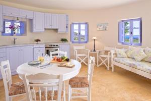 A kitchen or kitchenette at Windmill Villas