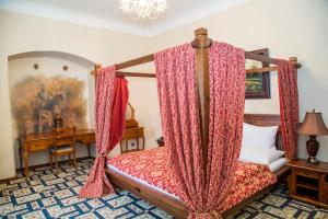 Postel nebo postele na pokoji v ubytování Chateau Zbiroh