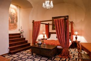 Postel nebo postele na pokoji v ubytování Chateau Zbiroh + 37 fotografií