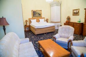 Postel nebo postele na pokoji v ubytování Chateau Zbiroh