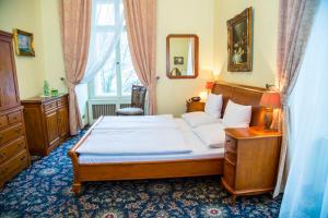 Postel nebo postele na pokoji v ubytování Chateau Zbiroh