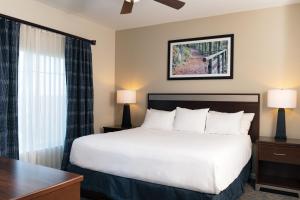 een hotelkamer met een bed en een bureau bij Club Wyndham Mountain Vista in Branson