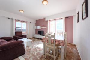 TV a/nebo společenská místnost v ubytování Apartamentos Nuevo México C 372