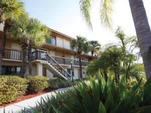 un edificio con palmeras delante en Club Wyndham Orlando International, en Orlando